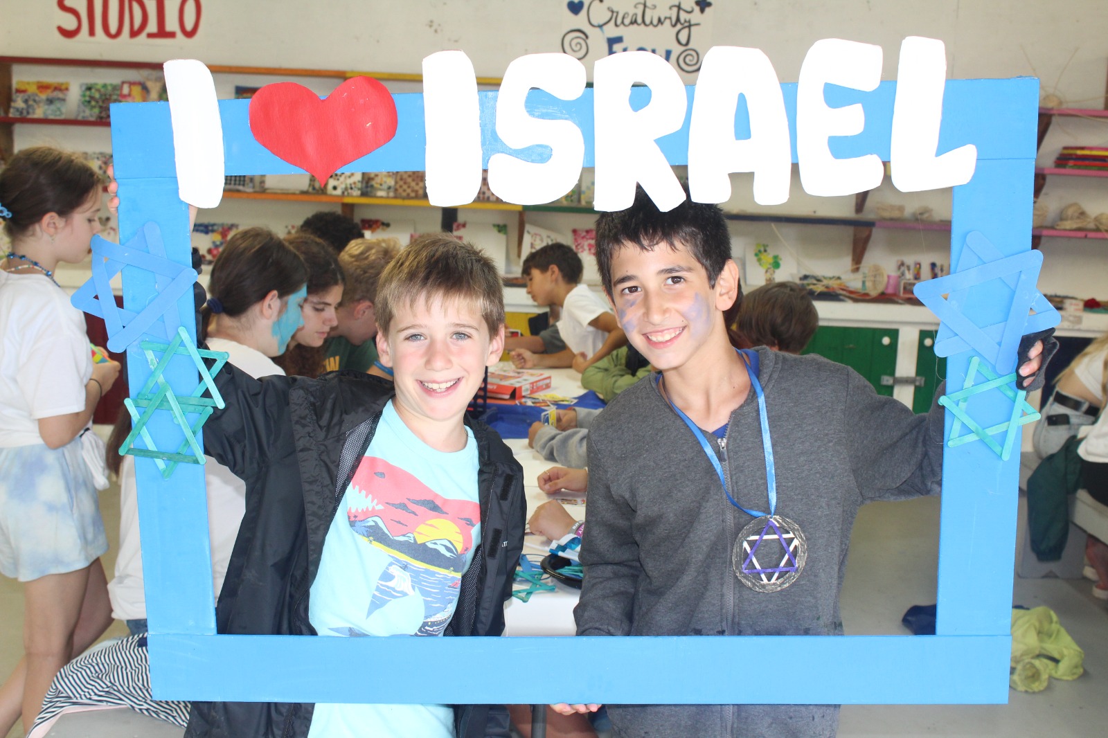 kids holding up a "I Love Israel" sign